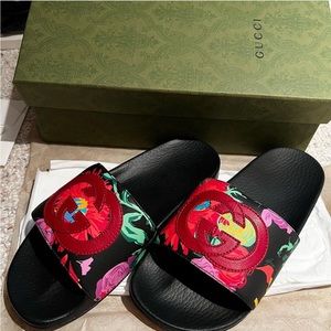 Infinity Jenni Gucci slides Never worn, brand new (NWT) 100% authentic 👈🏽